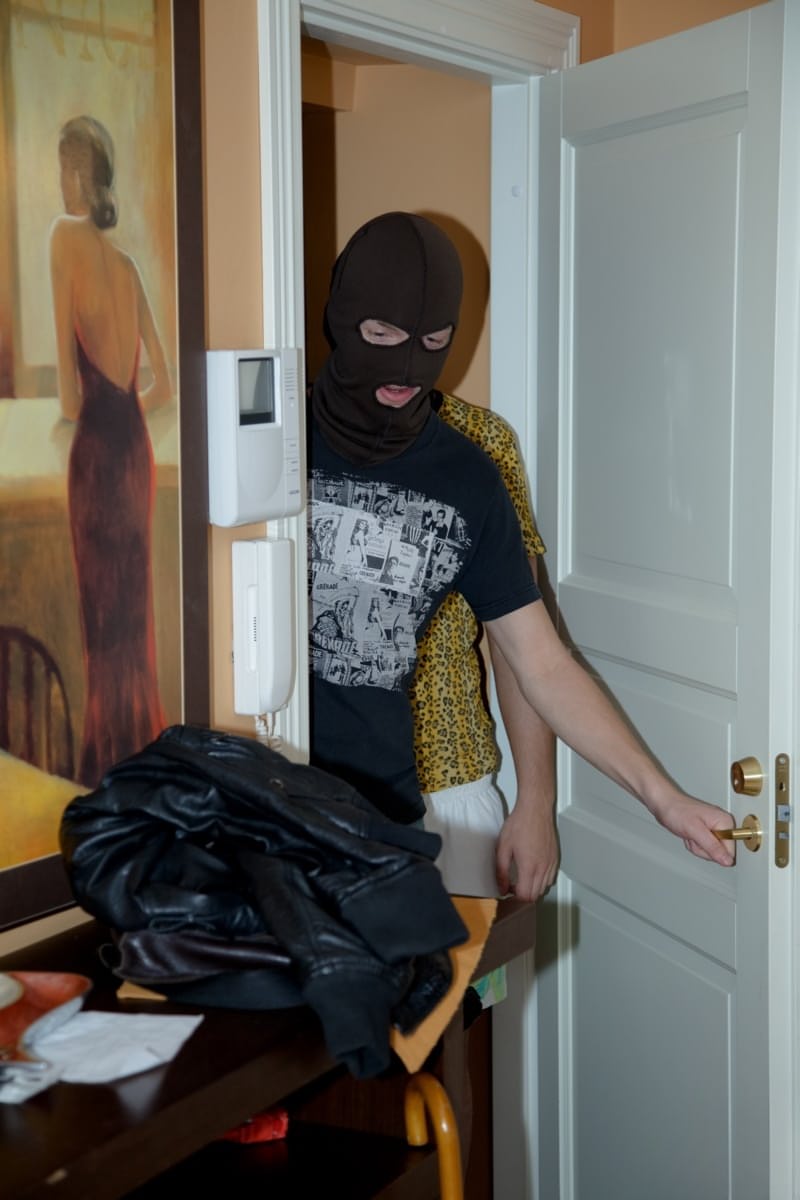 Dulsineya pounded by two hung thieves in a wild steamy 3some - 1