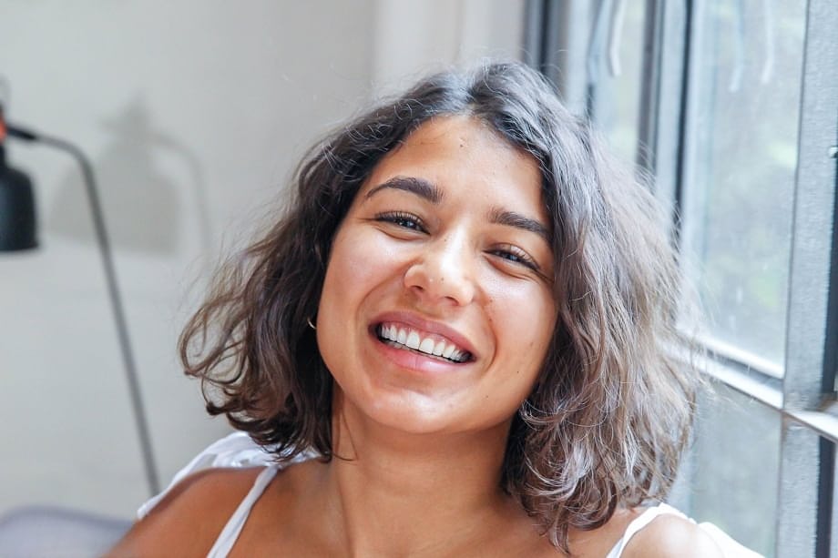 Rubi Valentine exhibe sa chatte poilue de façon aguicheuse près d'une fenêtre ensoleillée, son gros cul offert alléchamment en pleine démonstration. - 1