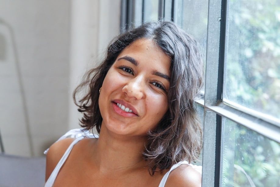 Rubi Valentine exhibe sa chatte poilue de façon aguicheuse près d'une fenêtre ensoleillée, son gros cul offert alléchamment en pleine démonstration. - 2