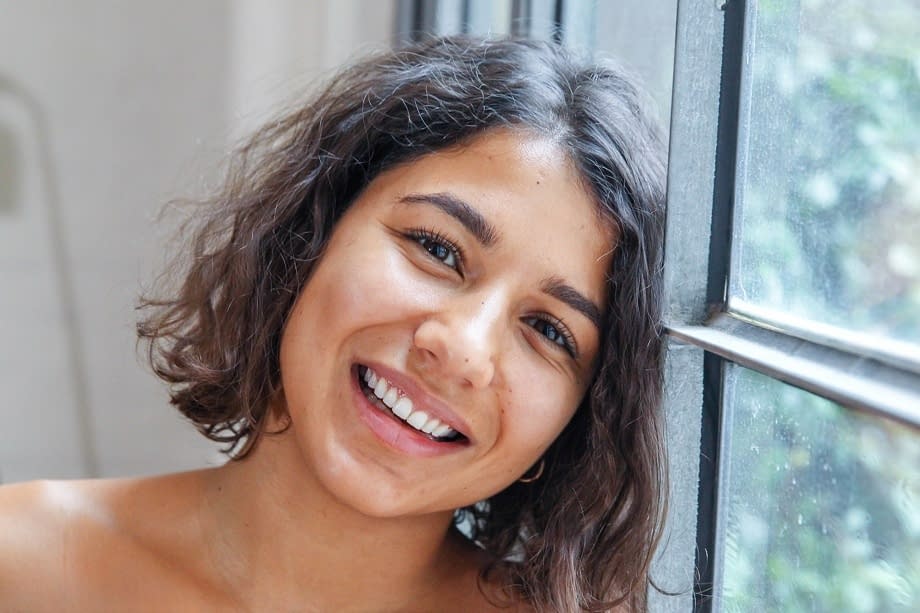 Rubi Valentine exhibe sa chatte poilue de façon aguicheuse près d'une fenêtre ensoleillée, son gros cul offert alléchamment en pleine démonstration. - 20