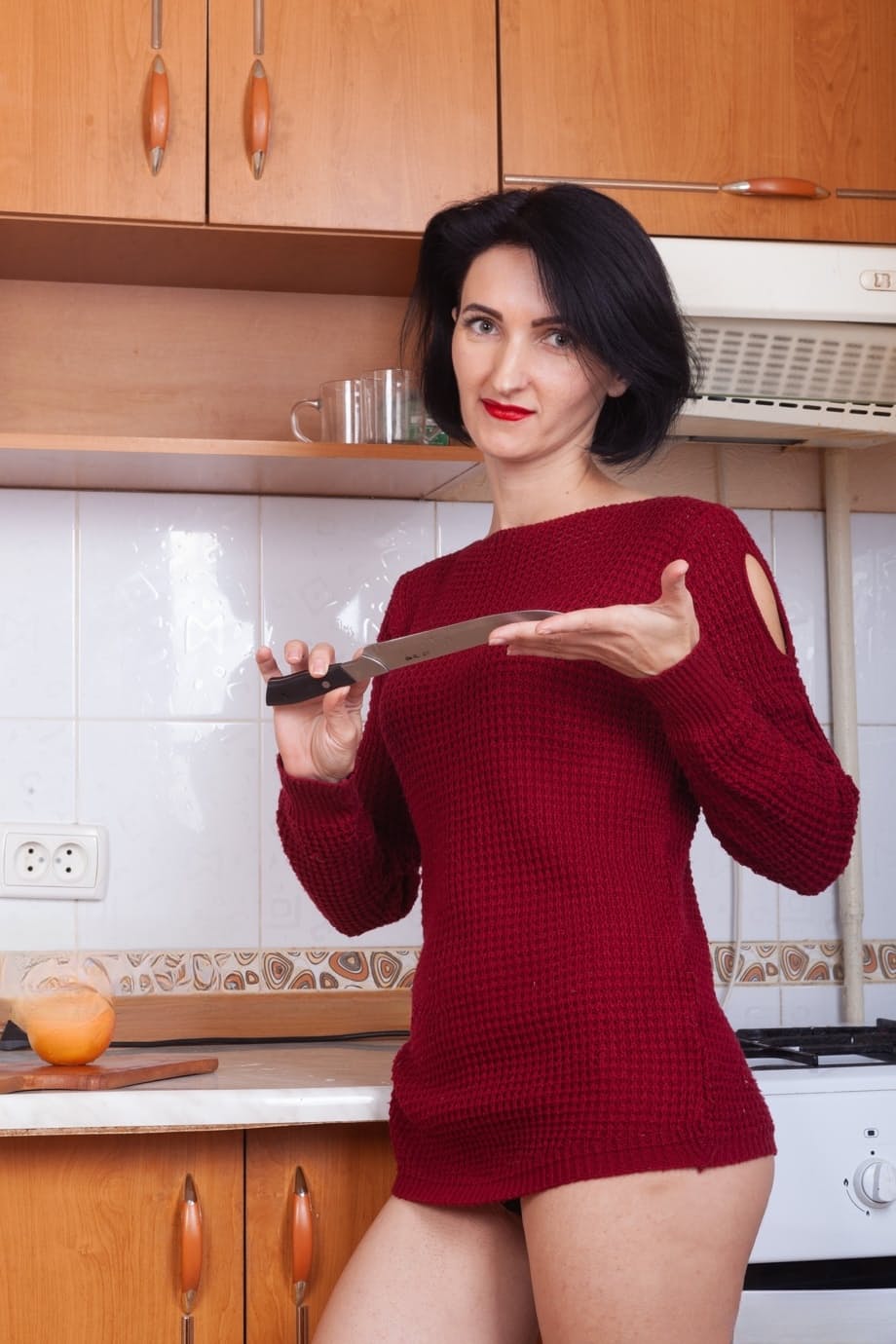 Sara D si spoglia in modo osceno dei suoi mutandine di pizzo, giocando con la sua gnocca pelosa e succosa - 1