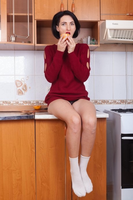 Sara D si spoglia in modo osceno dei suoi mutandine di pizzo, giocando con la sua gnocca pelosa e succosa - 3