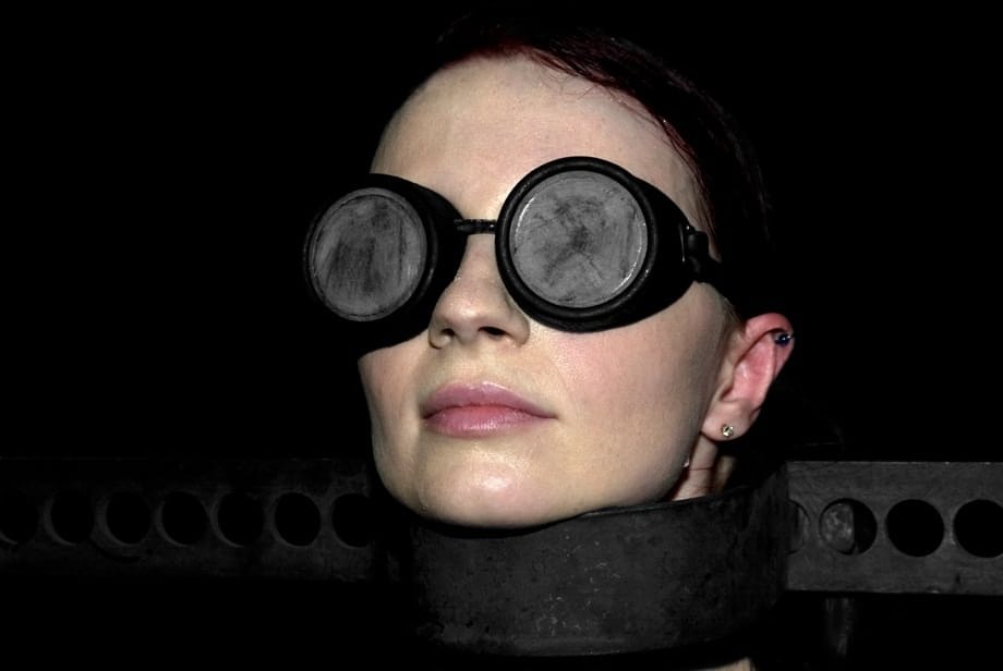 Claire Adams taquine ses petites amies caucasiennes attachées, sanglées sur le chevalet de torture. - 3