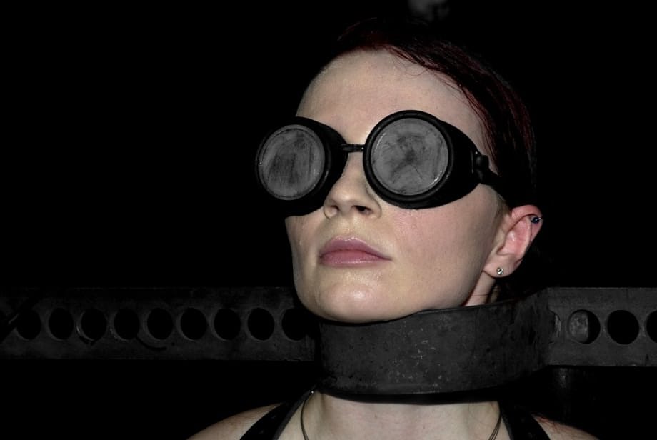 Claire Adams taquine ses petites amies caucasiennes attachées, sanglées sur le chevalet de torture. - 17