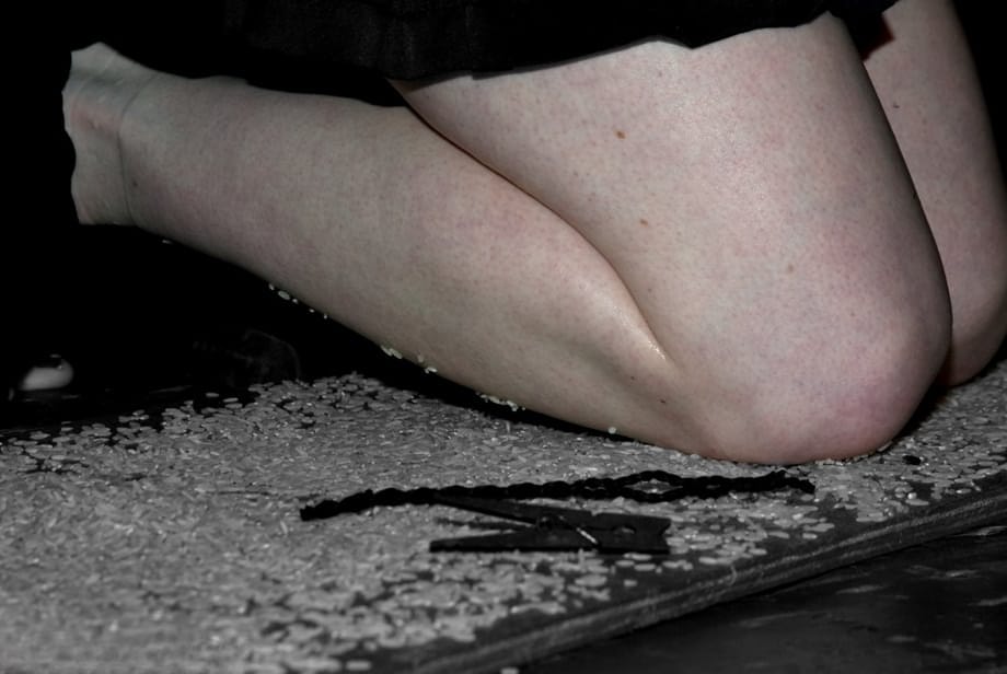 Claire Adams taquine ses petites amies caucasiennes attachées, sanglées sur le chevalet de torture. - 20