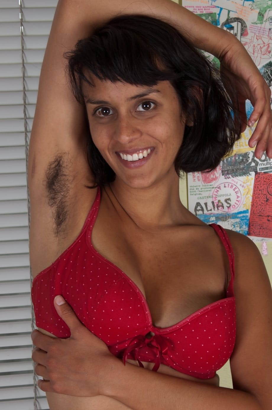 Sonya Big étale sa grosse chatte poilue et ses énormes seins naturels tout en doiglotant son trou dégoulinant. - 5