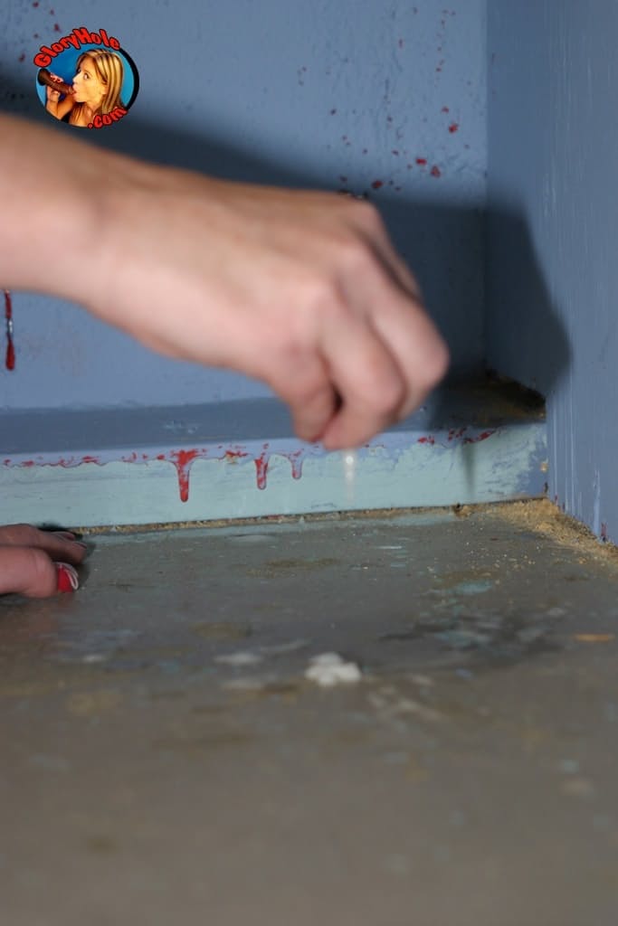 Rousse au teint pâle et excitée Vixen Vogel engloutit goulûment une grosse queue noire dans une gloryhole - 19