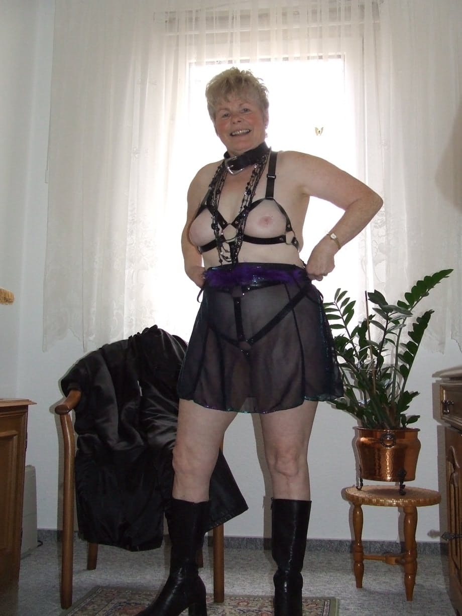 Si rivelano le mature curve BBW di Petra mentre si spoglia dall'abbigliamento fetish al nudo estatico - 4