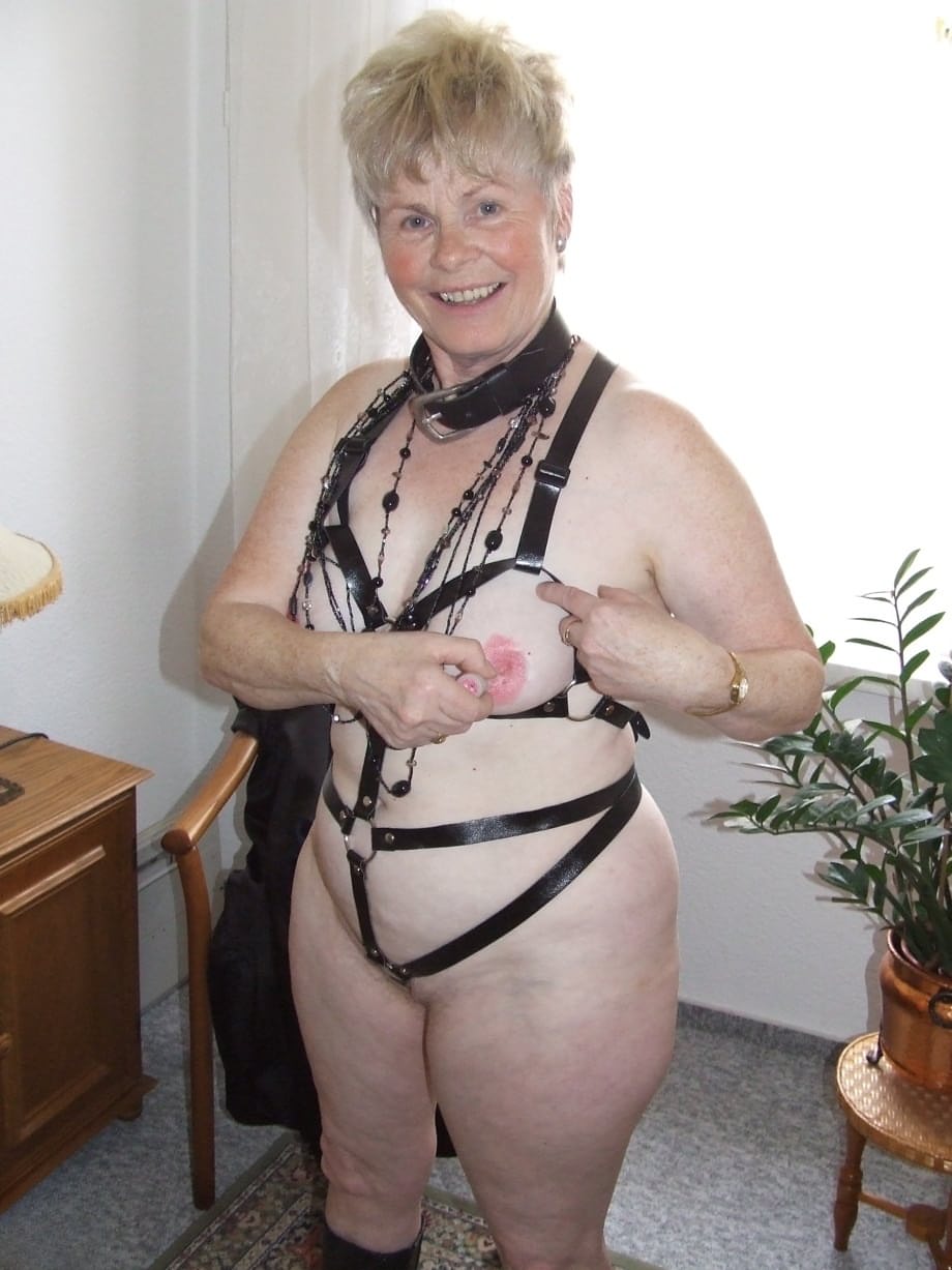 Si rivelano le mature curve BBW di Petra mentre si spoglia dall'abbigliamento fetish al nudo estatico - 8