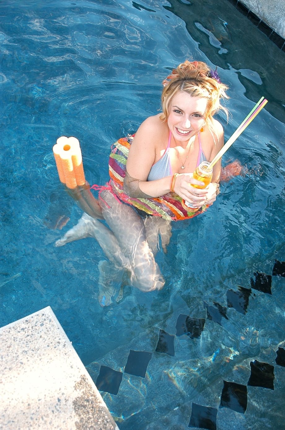 Lexi Belle divora la dolce fica di Kelly Madison al bordo della piscina prima di un bollente threesome - 2