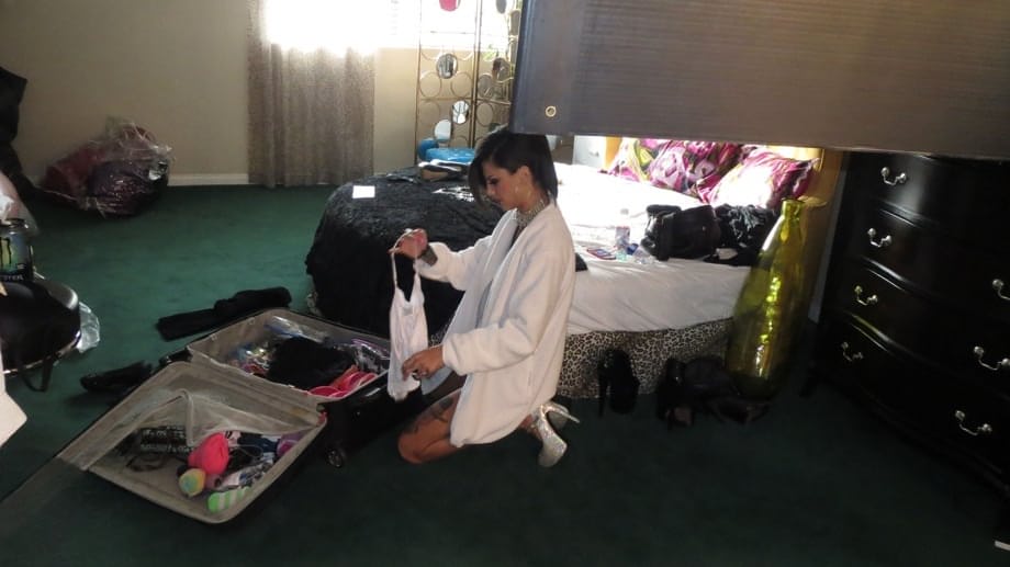 Bonnie Rotten En Collants Résille Montre Sa Chatte Rose Trempée - 15