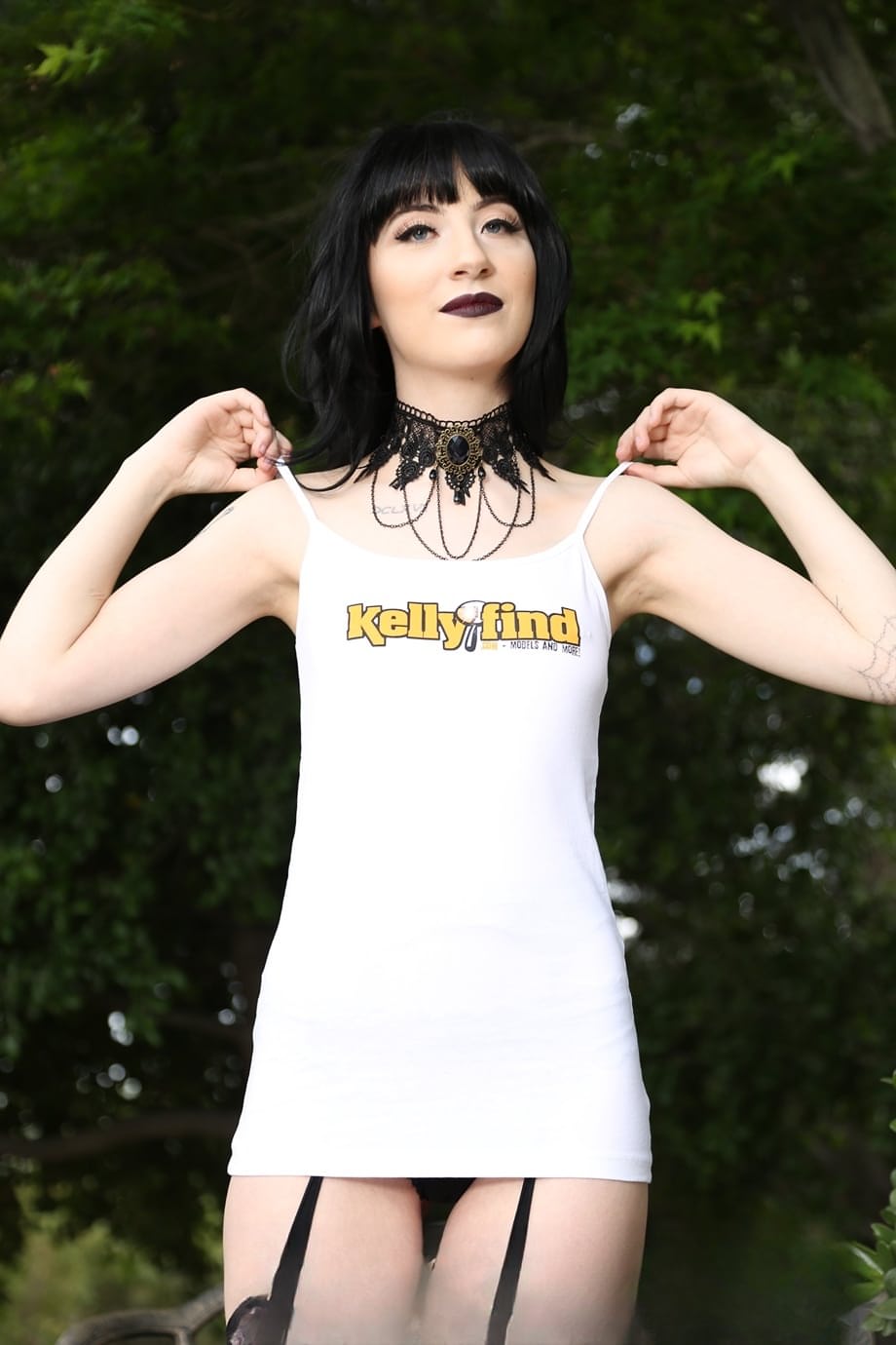 La bellezza goth Charlotte Sartre divora l'uccello pulsante di Ryan Rose in una furia bollente a pelo libero - 7