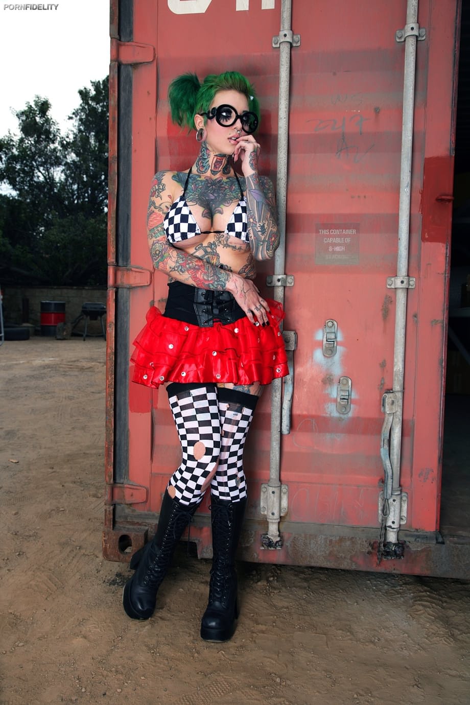 Sydnee Vicious teasingly showcases her perky fake titties and wild inked body - 1