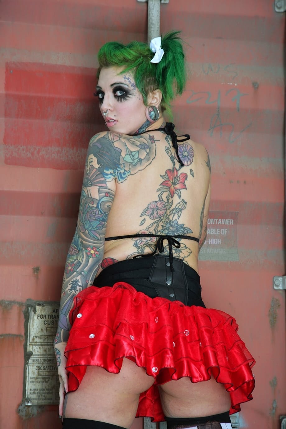 Sydnee Vicious teasingly showcases her perky fake titties and wild inked body - 4