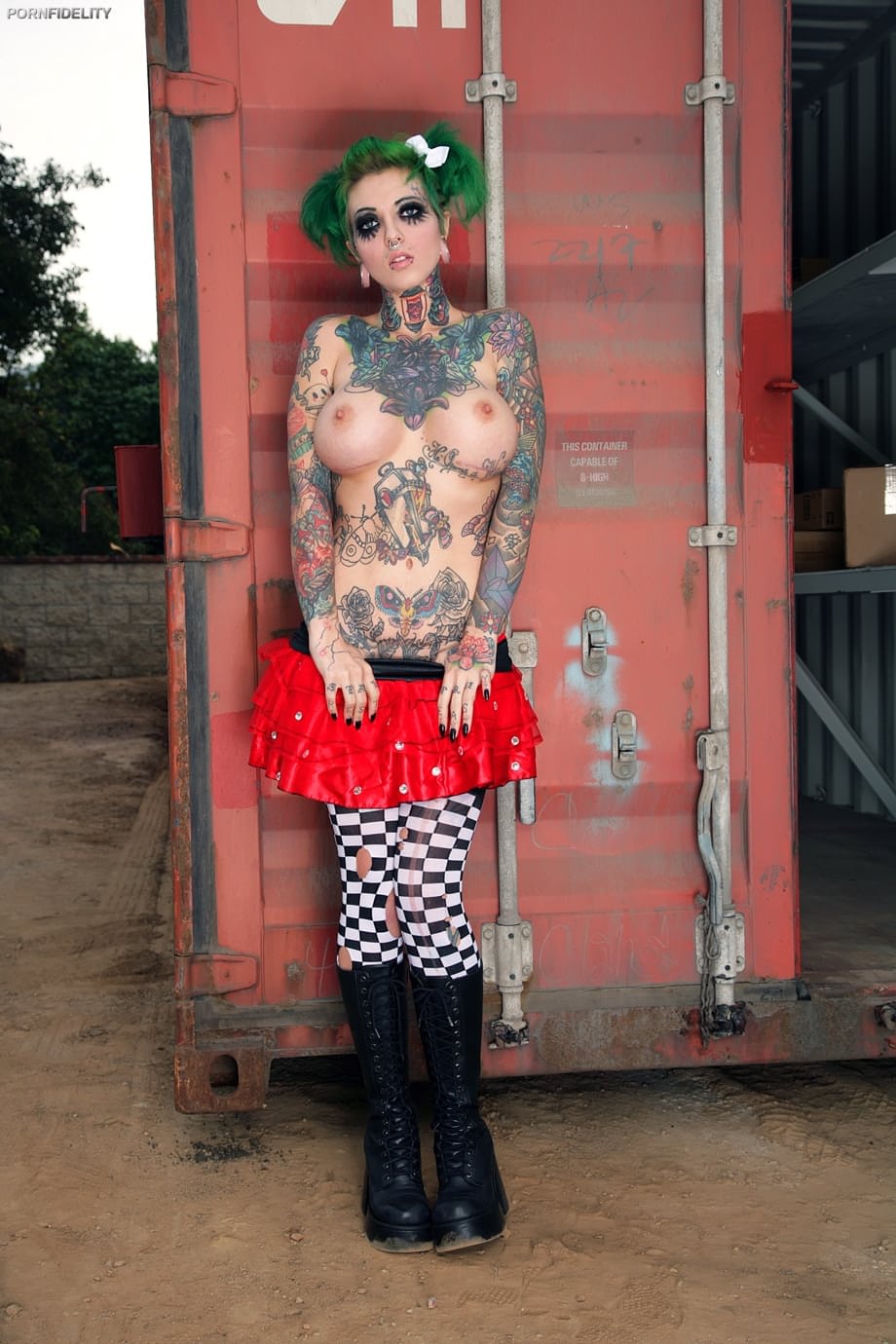 Sydnee Vicious teasingly showcases her perky fake titties and wild inked body - 8