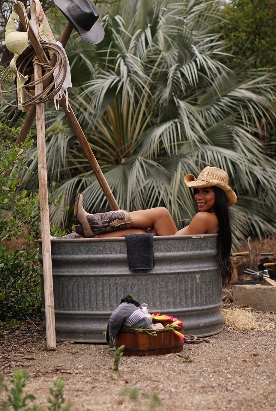 Jenna Foxx cavalca a pelo come una succosa cowgirl ebony per uno stallone bianco sposato - 2