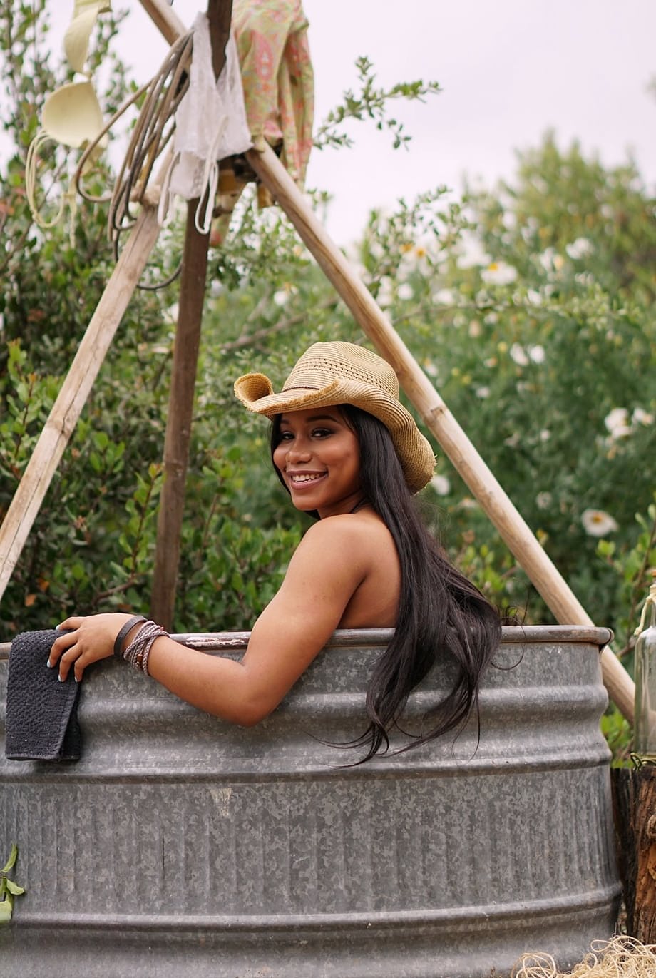 Jenna Foxx cavalca a pelo come una succosa cowgirl ebony per uno stallone bianco sposato - 8
