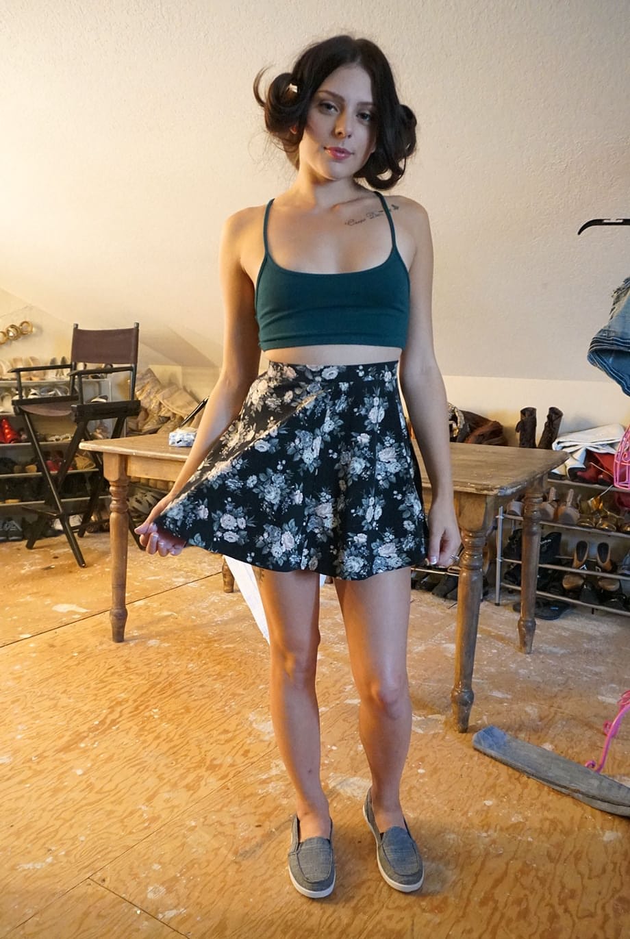 Seductora Megan Sage que fuma, provocadora, seduce cada una de sus curvas mientras posa completamente desnuda contra el muro de ladrillos envejecido - 16