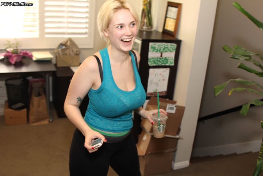 Siri exhibe voluptueusement ses gros seins nus lors d'une session sensuelle de strip-tease. - 5