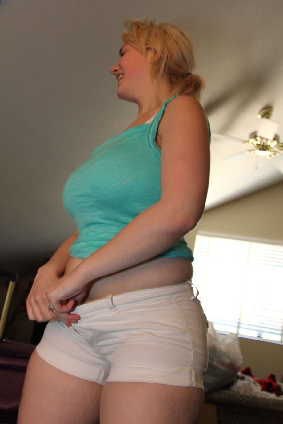 Siri exhibe voluptueusement ses gros seins nus lors d'une session sensuelle de strip-tease. - 14