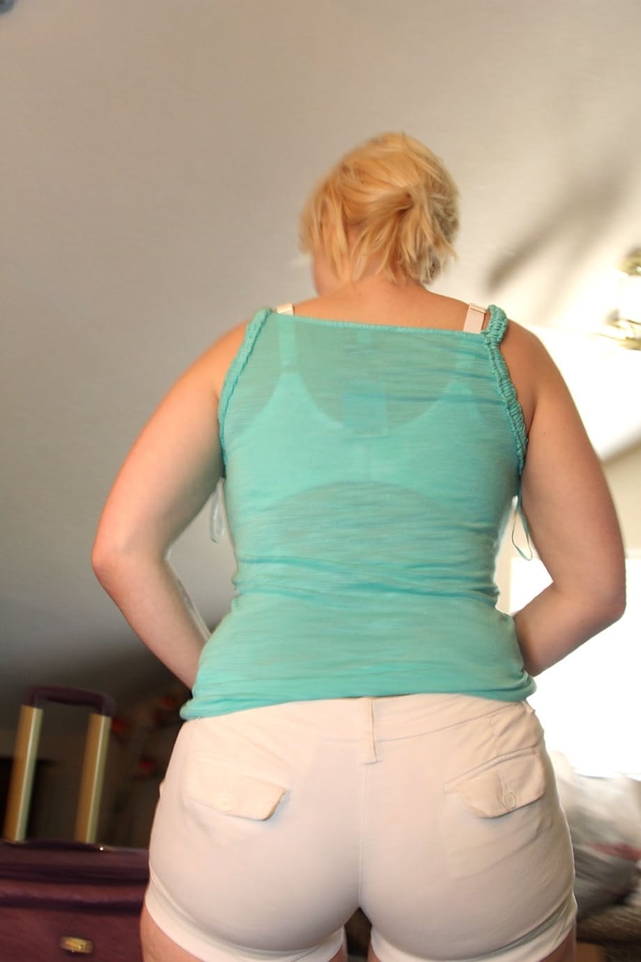 Siri exhibe voluptueusement ses gros seins nus lors d'une session sensuelle de strip-tease. - 16