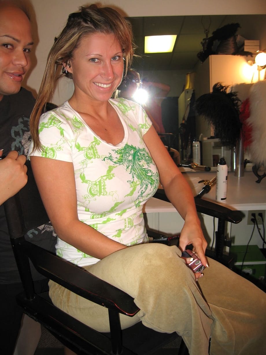 Devon A presume de sus curvas masivas como una tentadora MILF de voluptuosas formas - 14