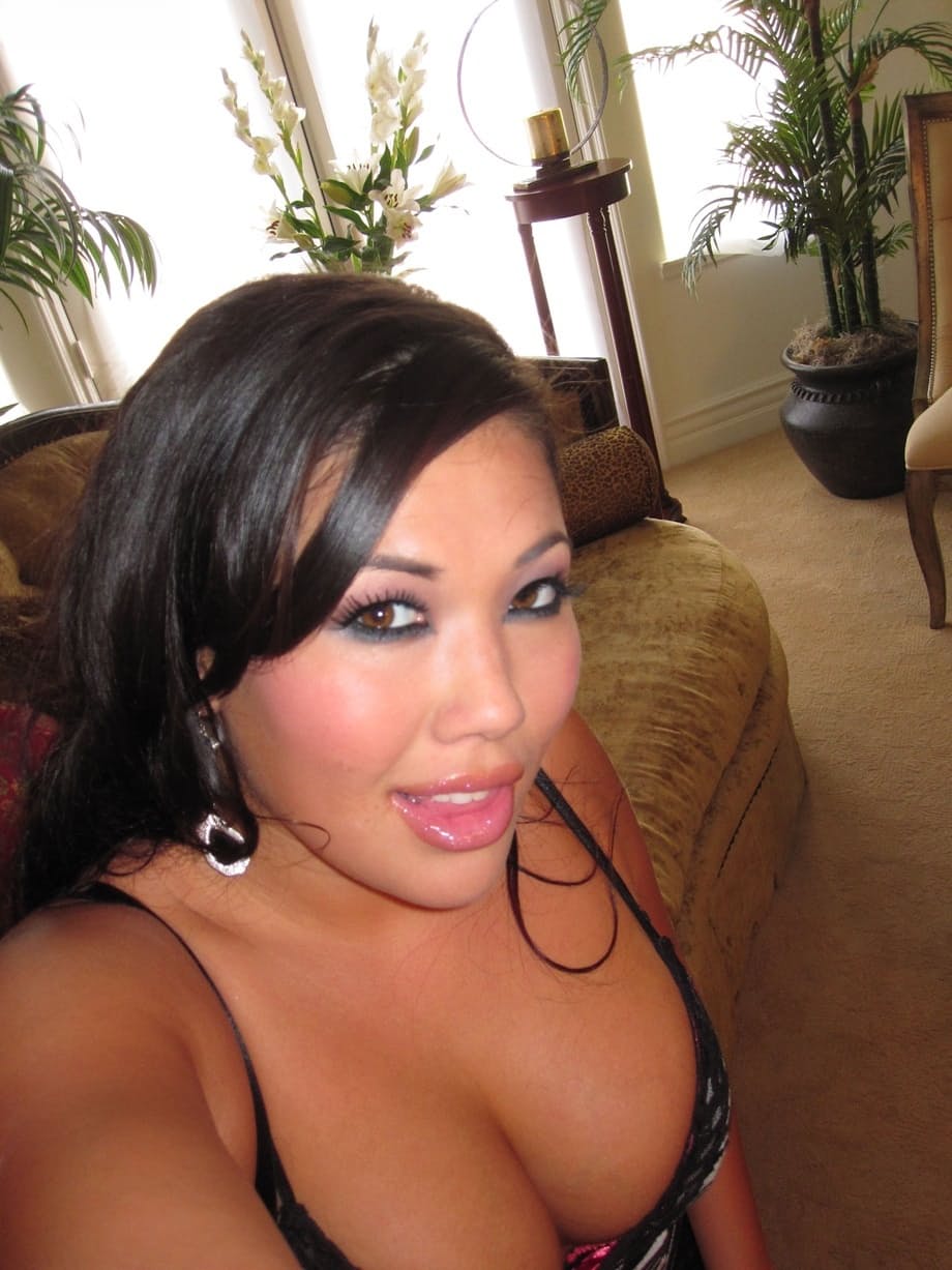 London Keyes striptease en lencería transparente revelando pechos respingones y coño rosado - 11