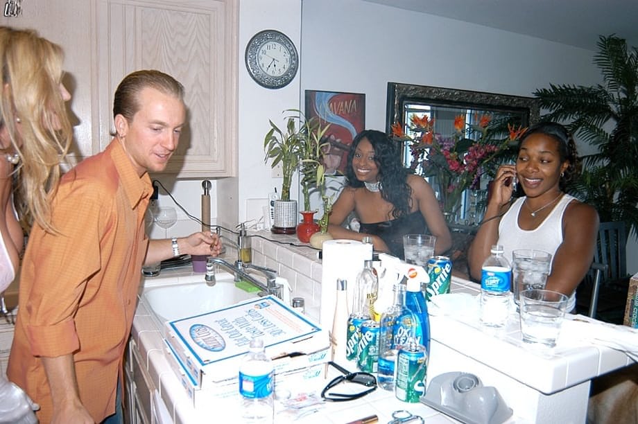 Carmen monta sin descanso al afortunado marido mientras la esposa Kelly se une al salvaje trío interracial - 3