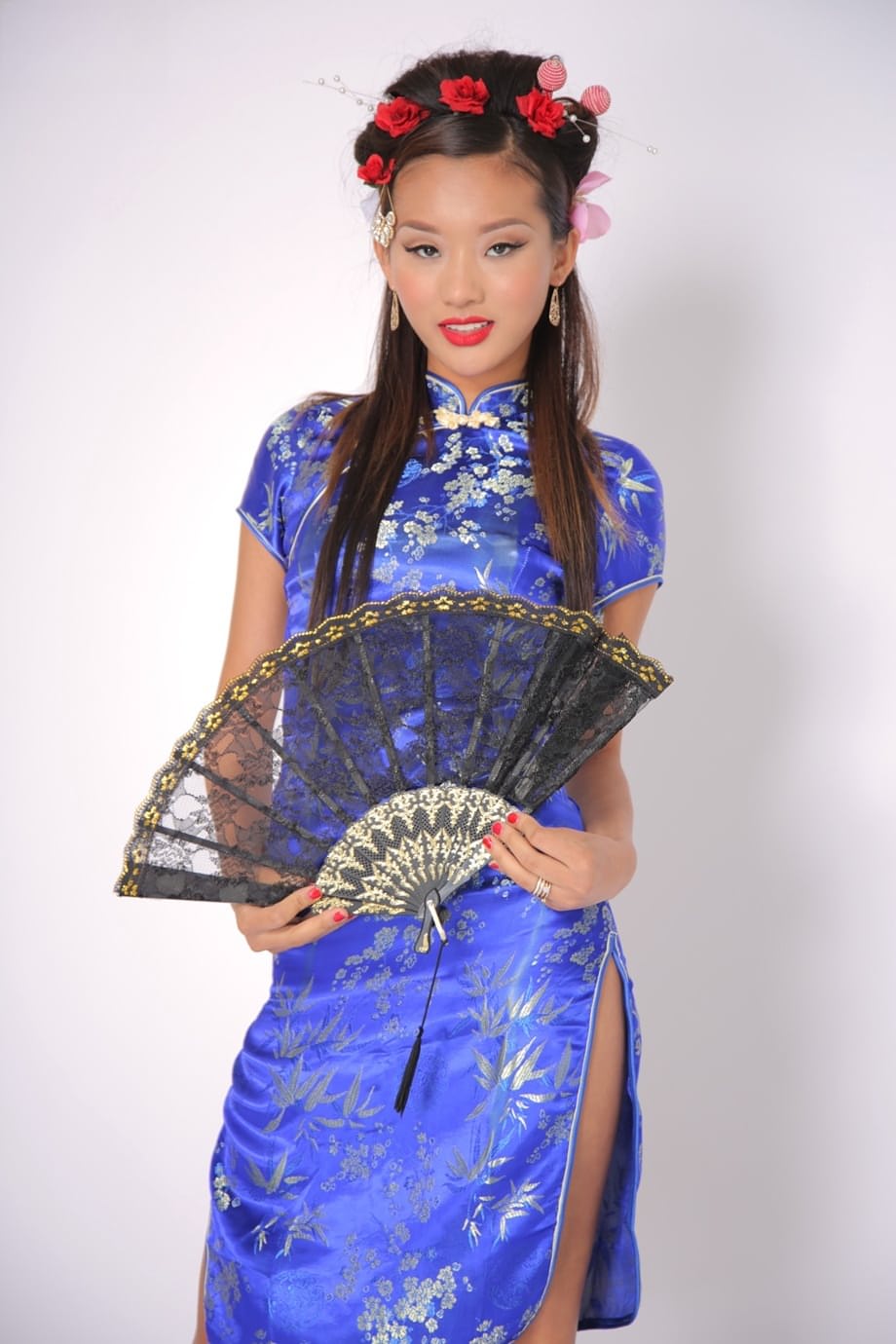 Alina Li se desviste de su traje tradicional exponiendo su delgado y pequeño cuerpo - 2