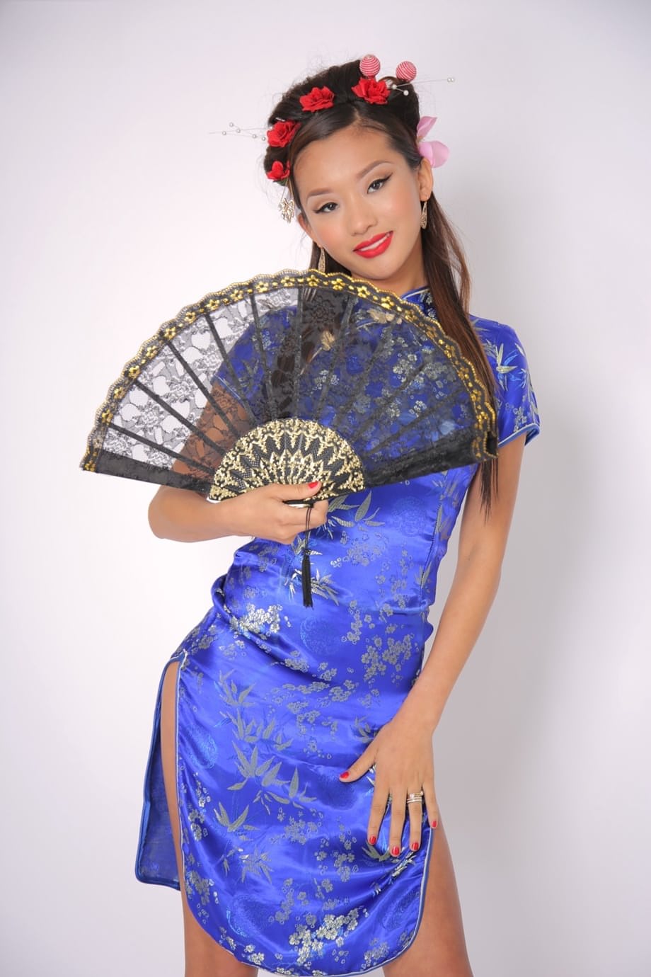 Alina Li se desviste de su traje tradicional exponiendo su delgado y pequeño cuerpo - 4