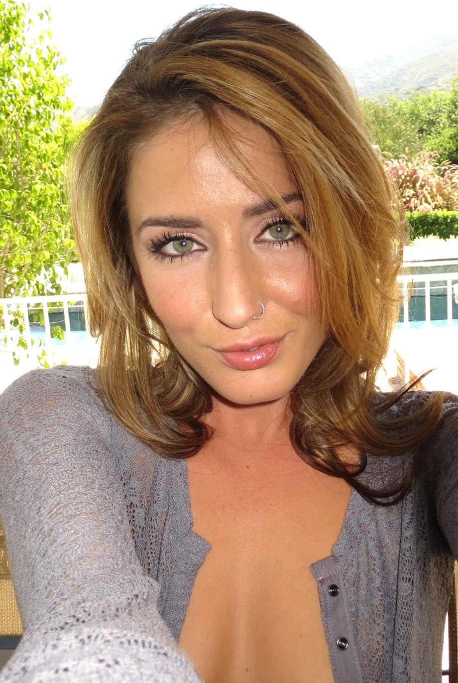 La sensual rubia Sheena Shaw exhibe su jugoso trasero con tanga transparente en una excitante imagen - 16