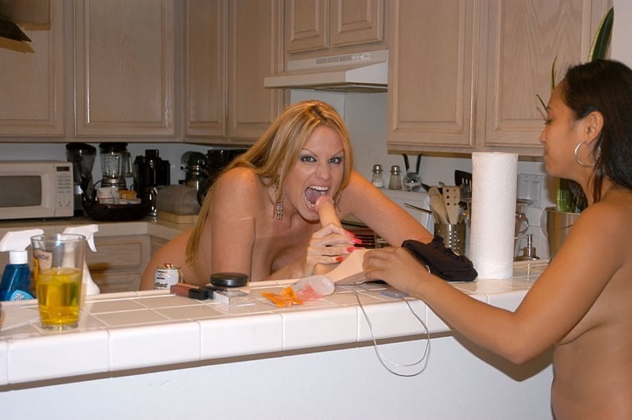 Loni et la plantureuse MILF Kelly Madison dans un moment de séduction torride entièrement nue - 4