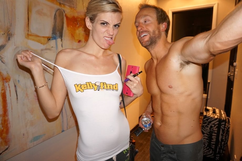 La sexy bionda Amanda Tate allarga il suo succoso culo e mette in mostra i suoi piccoli seni - 12