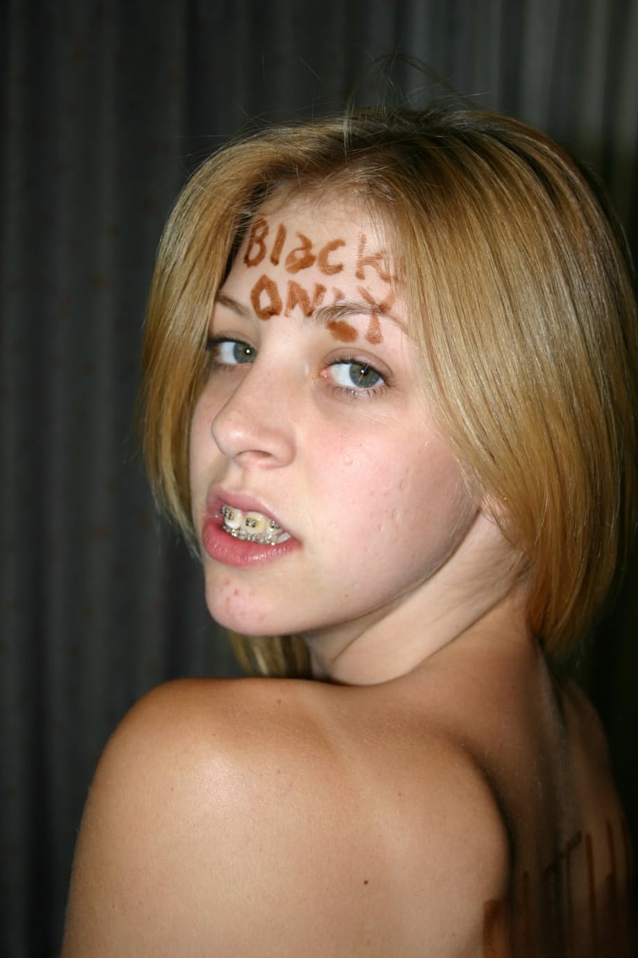 Leah Luv babea descontroladamente una gruesa polla negra, sus brackets brillando - 7
