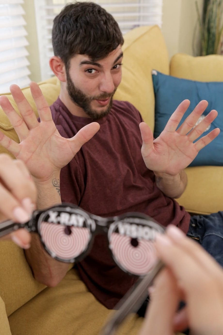 La sensuale Alexa Grace con tette piccole farsi scopare con passione dal suo fratellastro sul divano del soggiorno - 6