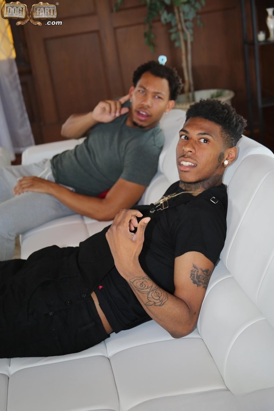 La voluptuosa Mookiee Jordan satisface sus ansias en un ardiente trío interracial - 4