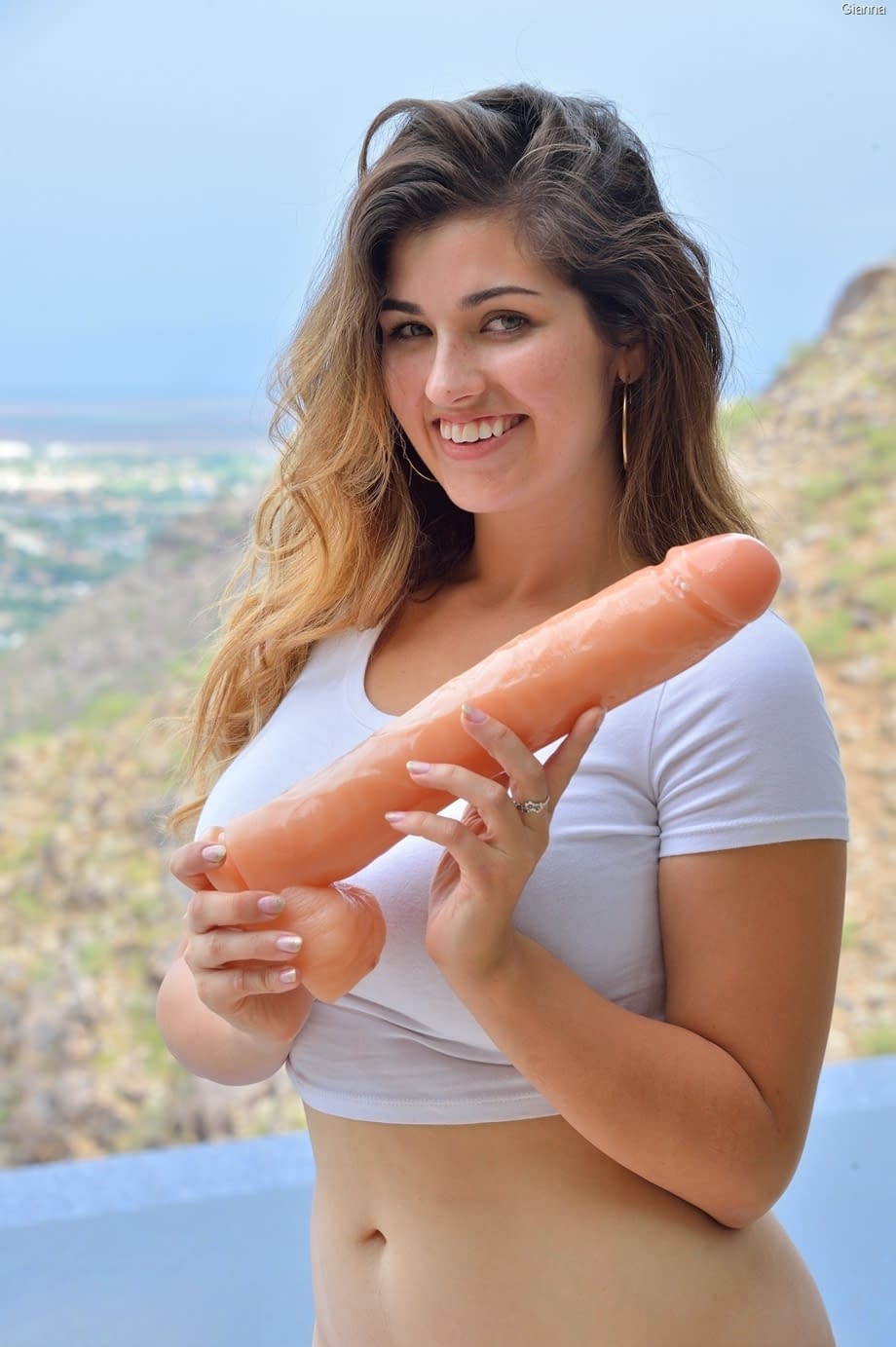 Gianna sourit largement, accueillant avec ravissement chaque poussée de son énorme gode tout en pratiquant un fist intense et profond - 11
