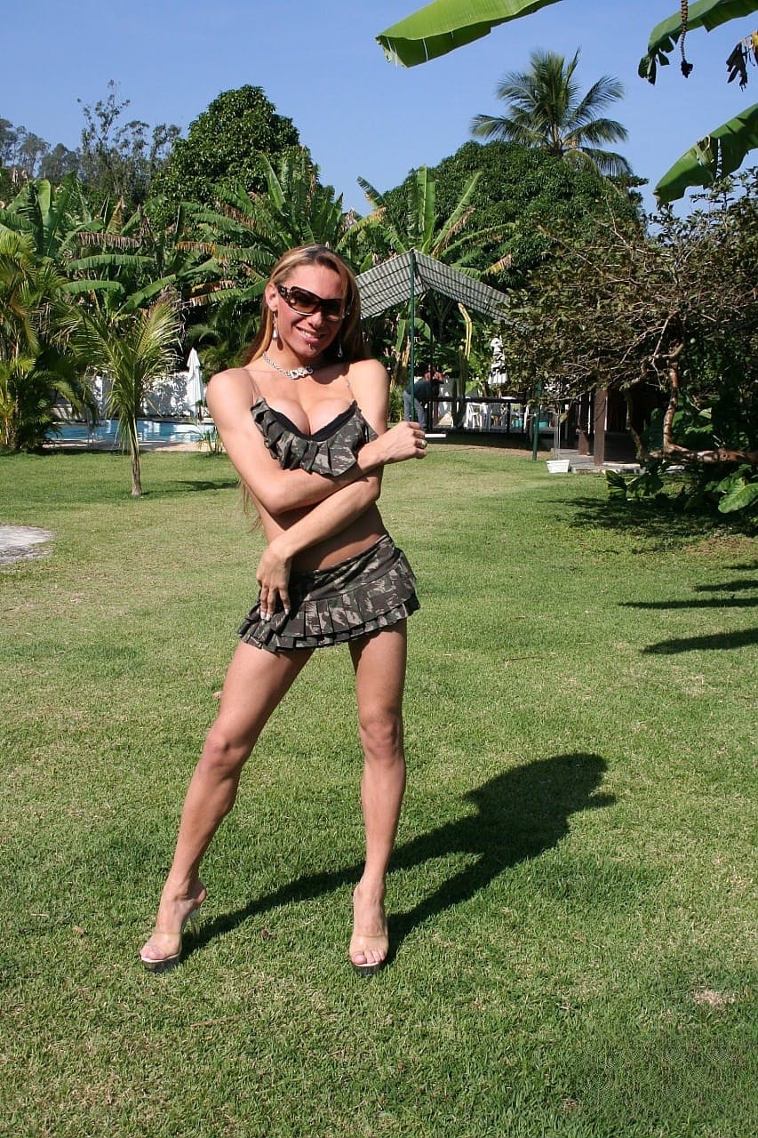 Mylena Bysmark exhibe ses faux seins et vous invite à sucer son robinet après une pause clope dégueulasse - 1