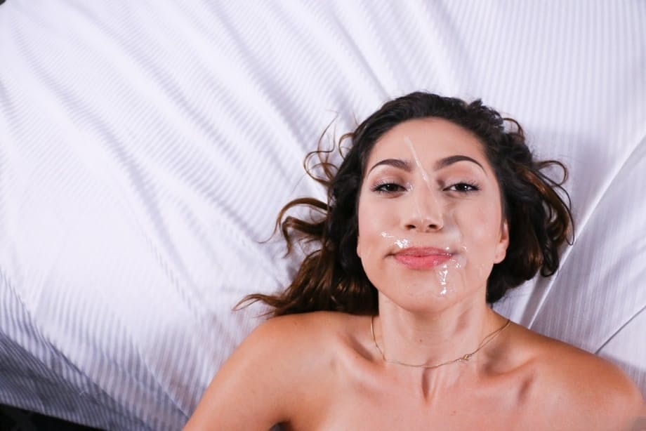 Judy Jolie donne une fellation saliveuse jusqu'à ce que du sperme épais et chaud baigne son visage - 15