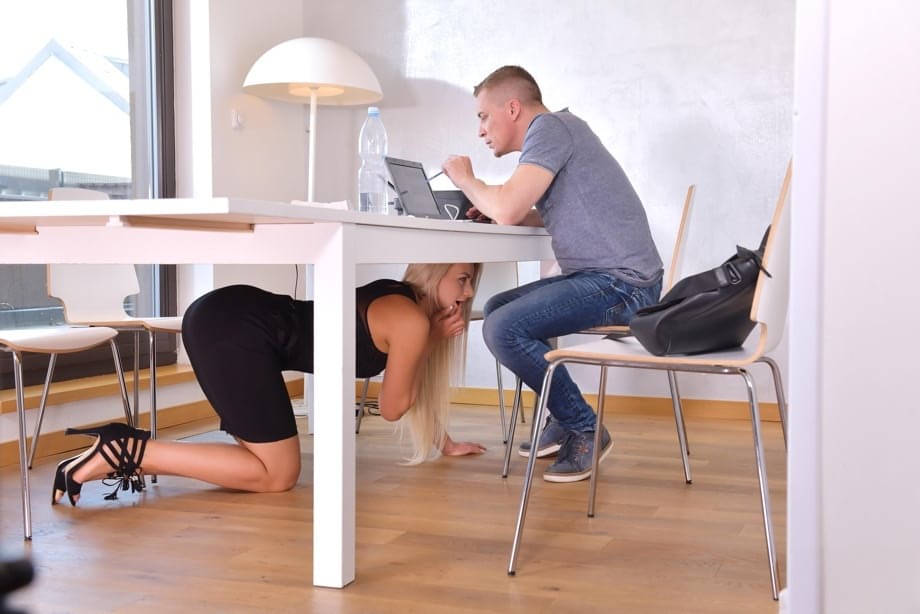 Katy Sky en lingerie transparente donne un facial salivant en extérieur sur un bureau - 2