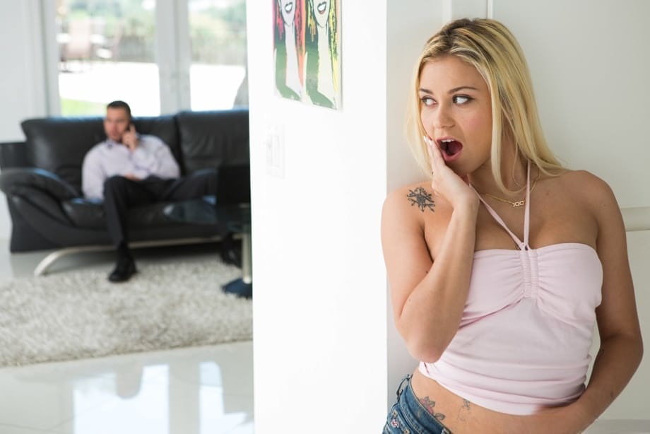 Marsha May écrit des instructions de baise cochonne partout sur son gros cul. - 2
