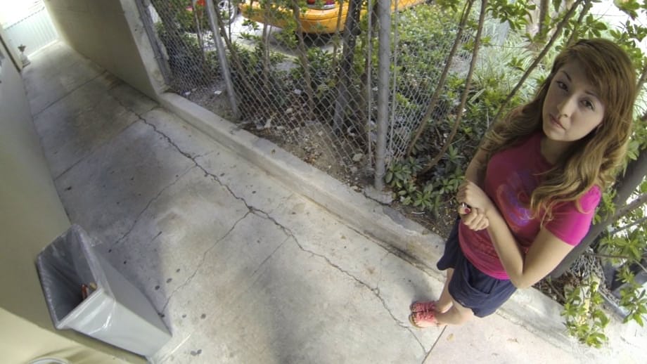 L'affascinante Courtney Loxx mostra le sue curve minute in un intenso martellamento POV in bagno - 1