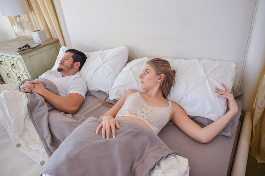 Insaciable ninfómana Alyce Anderson cabalga la erección matutina de su marido con gozosa actitud de puta - 10