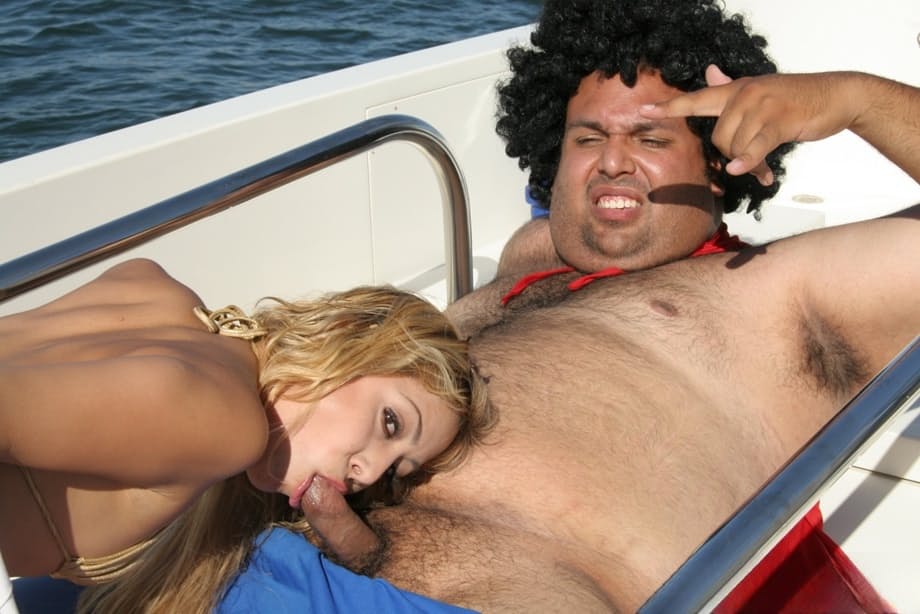 Kat lecca lussuriosamente un enorme cazzo su uno yacht di lusso diretto "Piccola Latina con l'Apparecchio" - 4