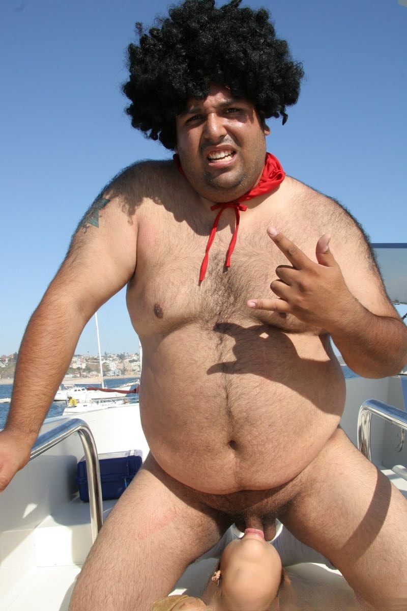 Kat lecca lussuriosamente un enorme cazzo su uno yacht di lusso diretto "Piccola Latina con l'Apparecchio" - 10