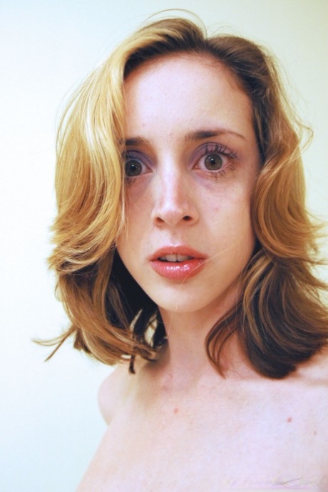 La delgada Kelly Wells recibe una follada brutal en su cara bonita y se la cubren de semen - 11
