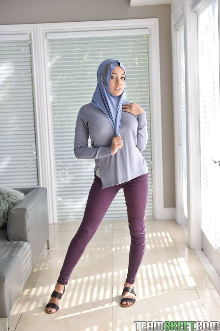 Guarda Aaliyah Hadid vantare le sue curve togliendosi i pantaloni ed esponendo il suo succoso e lucente culo a bolla - 1
