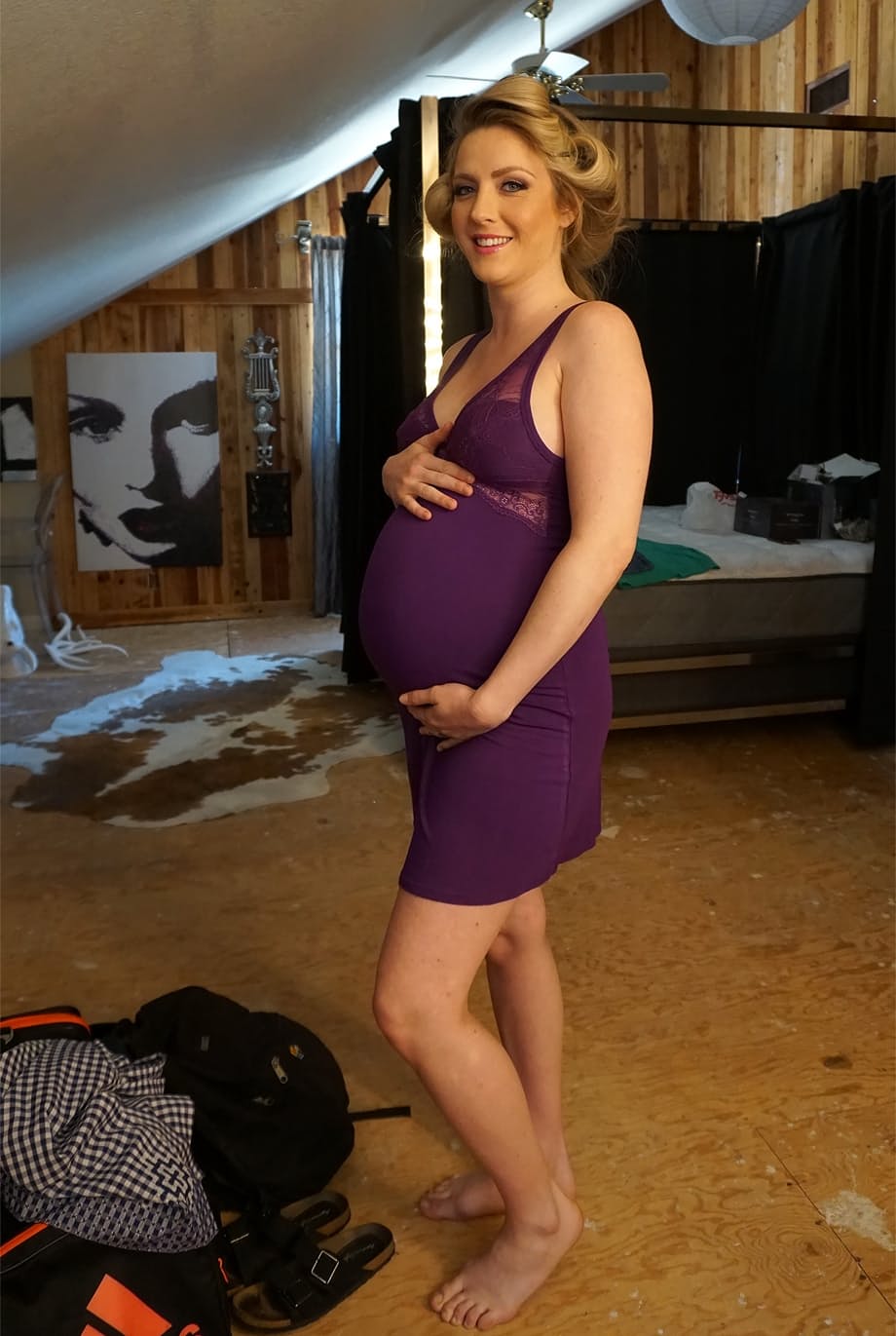 Karla Kush accoglie le mani forti di un uomo latino che esplorano il suo corpo incinta in modo intimo - 16