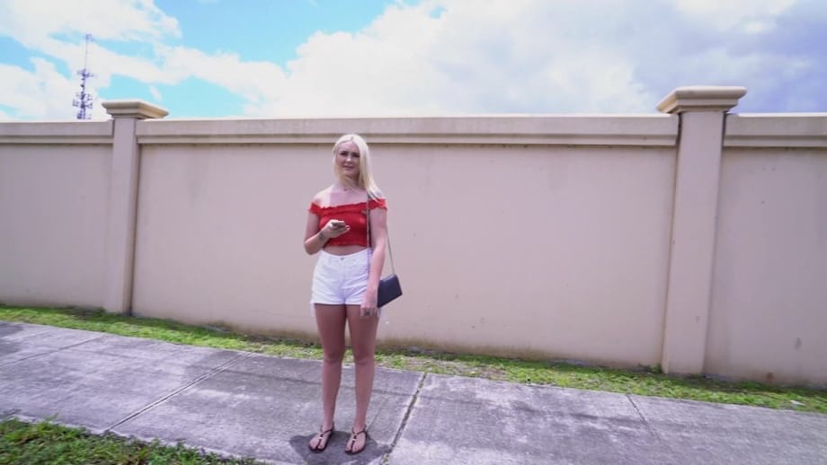 La deliziosa Chloe Marie, naturalmente al naturale, si apre e si fa fottere senza preservativo nel sedile posteriore, godimento puro - 2
