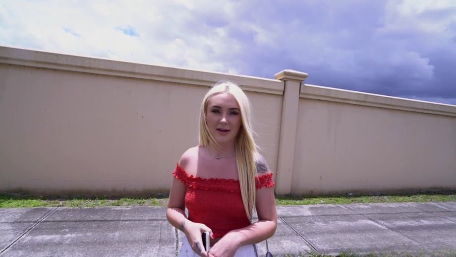 La deliziosa Chloe Marie, naturalmente al naturale, si apre e si fa fottere senza preservativo nel sedile posteriore, godimento puro - 4